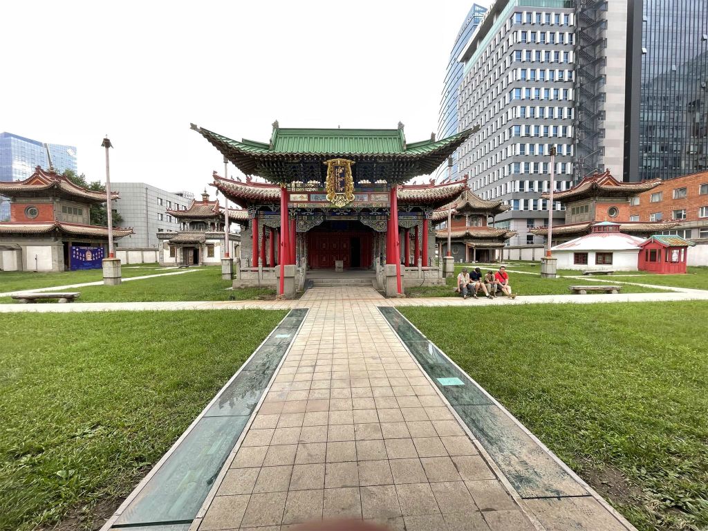 ULAANBAATAR - een binnenplaats bij het Choijin Lama-tempel museum