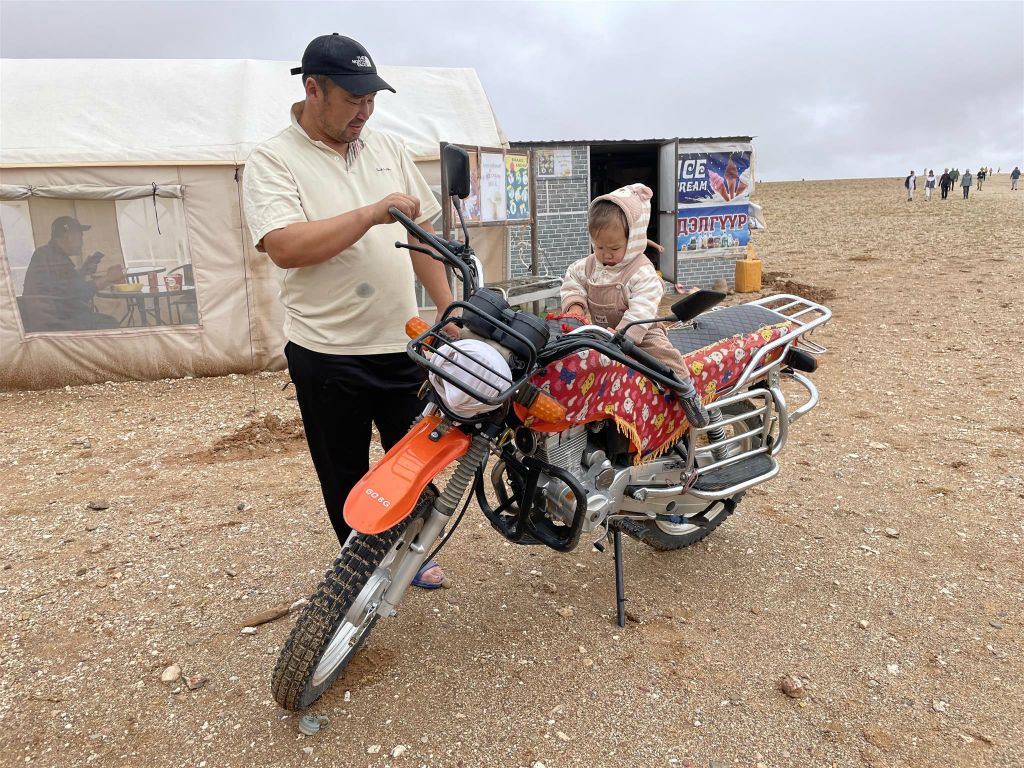 TSAGAAN SUVARGA - een kind op een motor bij het Tsagaan Suvarga gebergte