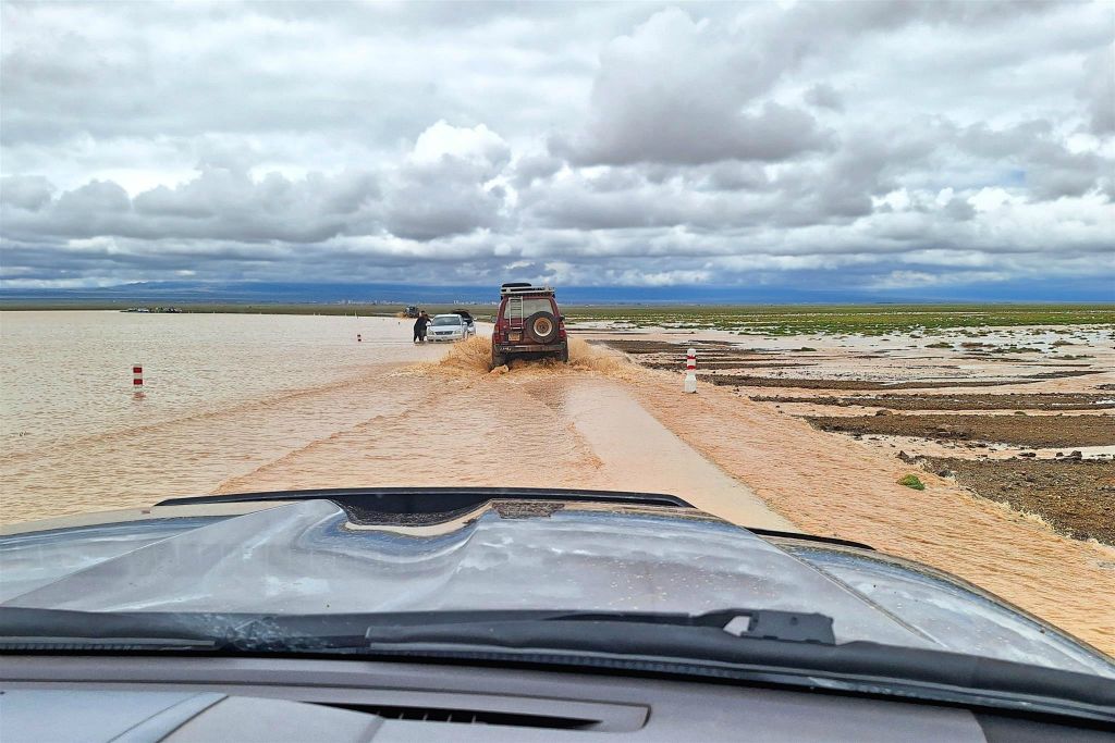 TSAGAAN SUVARGA -> GURVAN SAIKHAN NATIONAAL PARK - een weg overstroomd door de vele regen