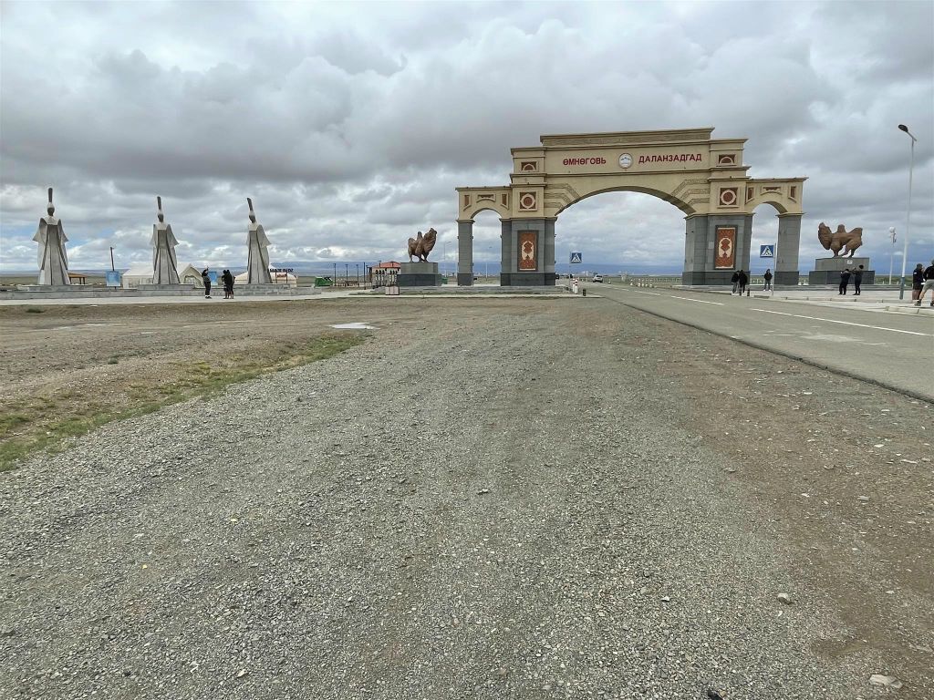 TSAGAAN SUVARGA -> GURVAN SAIKHAN NATIONAAL PARK - de welkomstpoort van de provincie Munugov nabij Dalanzadgad