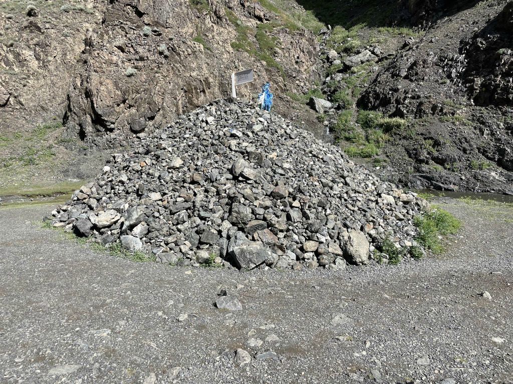 GURVAN SAIKHAN NATIONAAL PARK - een gebedsheuvel bij de Yolyn Am-ijsvallei