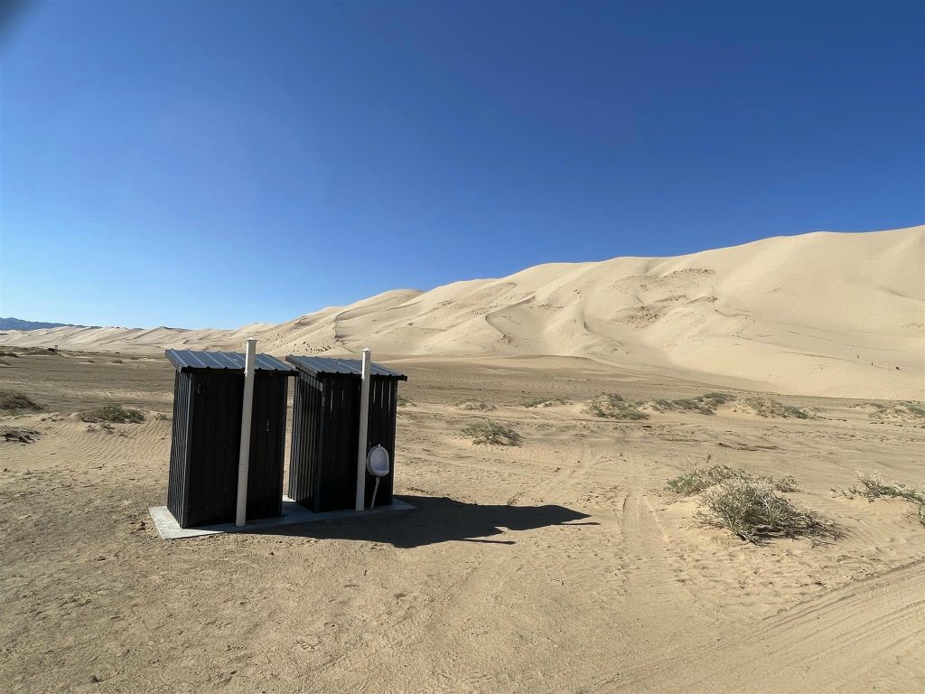 KHONGORYN ELS - twee toiletten bij enkele zandduinen in de Gobi woestijn