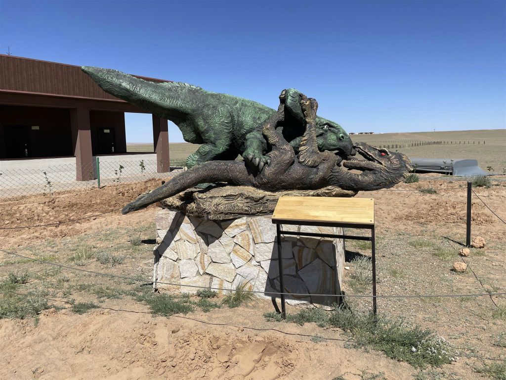 BAYANZAG - een kunstwerk bij het Flaming Cliffs museum