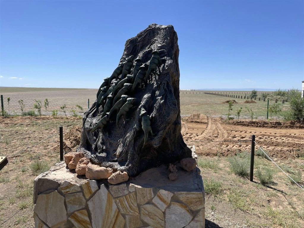 BAYANZAG - een kunstwerk bij het Flaming Cliffs museum