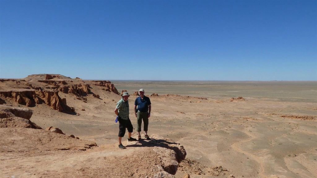 BAYANZAG - Kees en Carlos bij de omgeving bij de Flaming Cliffs, de allereerste vindplaats van dinosauriëreieren