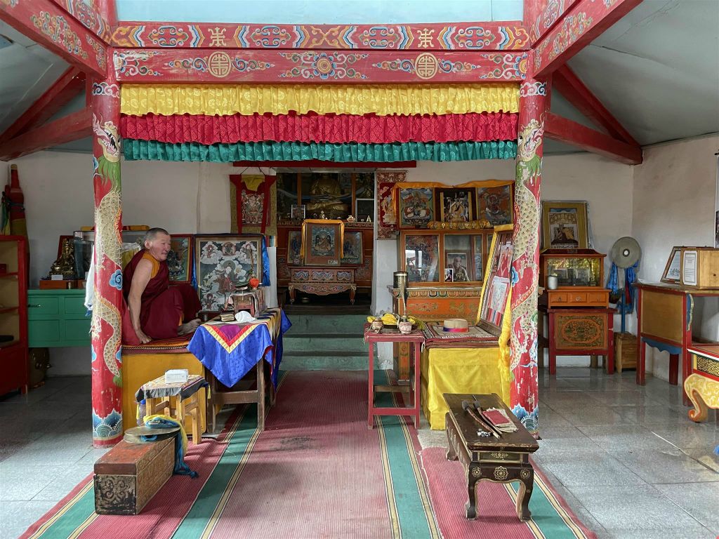 ONGI - binnen in de tempel bij de ruïnes van het Ongi-klooster complex