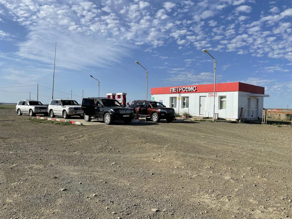 ONGI -> KHOGNO KAAN - een tankstation onderweg