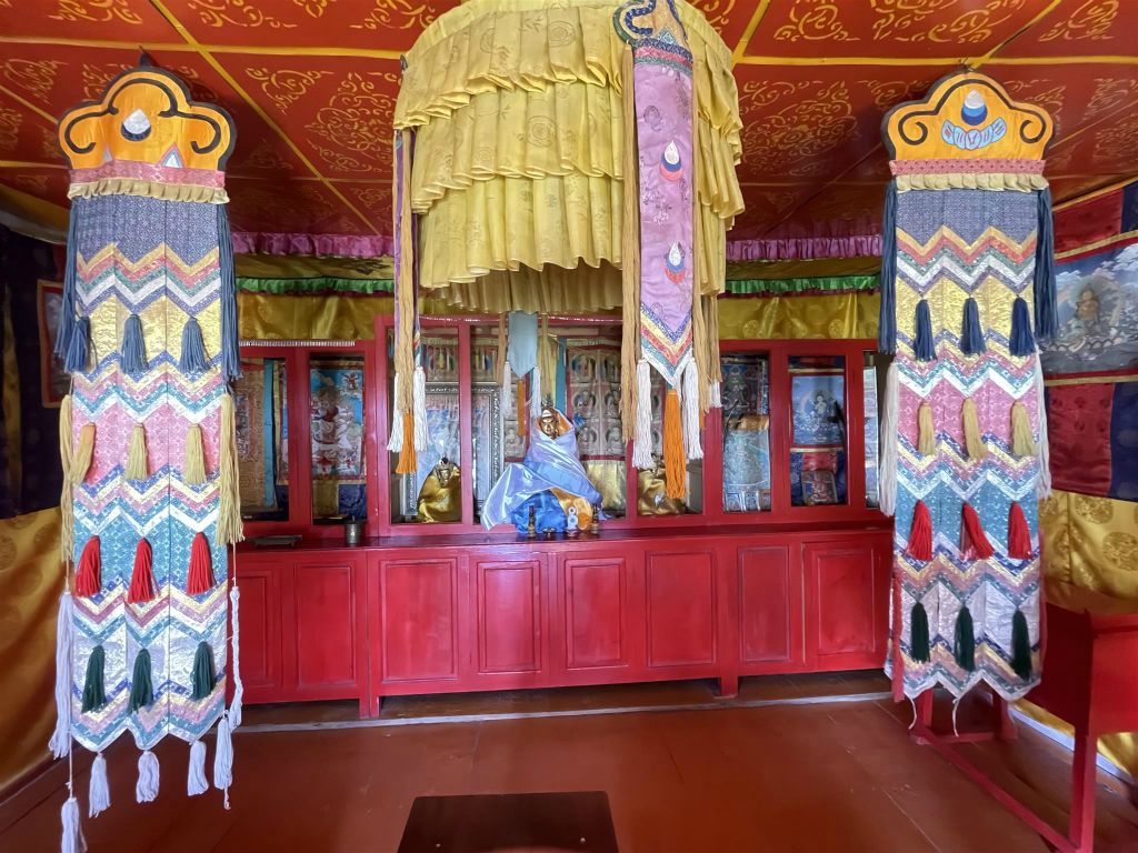 KHOGNO KAAN - binnen in een huidige tempel bij het Hugnu tempel complex