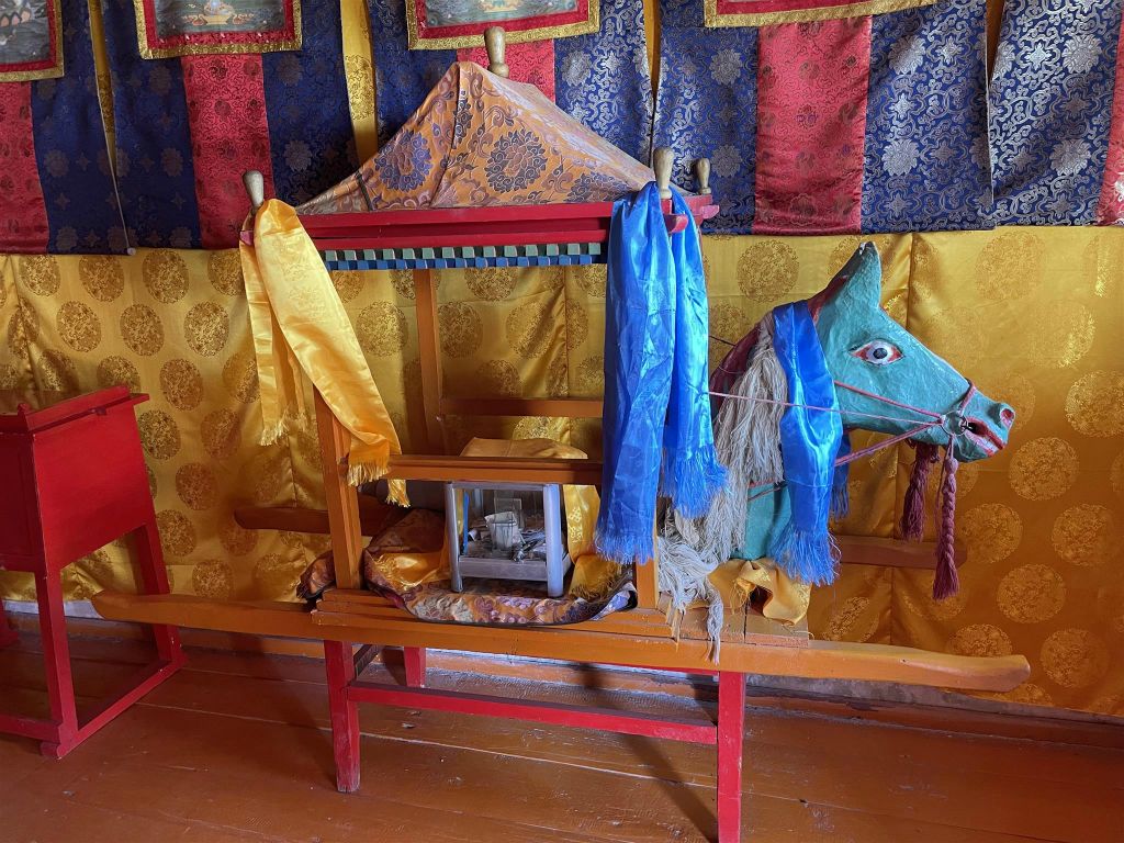 KHOGNO KAAN - binnen in een huidige tempel bij het Hugnu tempel complex