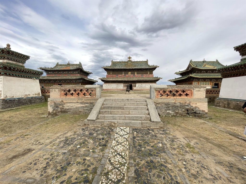 KHARAKORUM - drie tempels van het Erdene Zuu-klooster complex