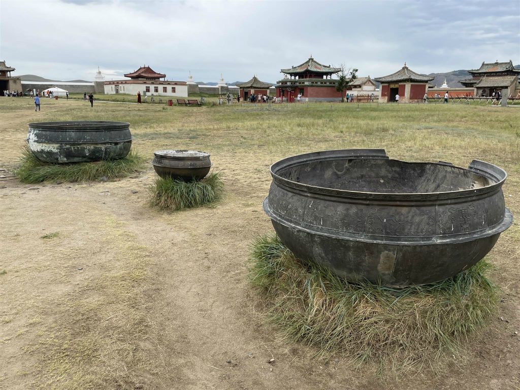 KHARAKORUM - enkele oude reuzenkookpotten bij het Erdene Zuu-klooster complex