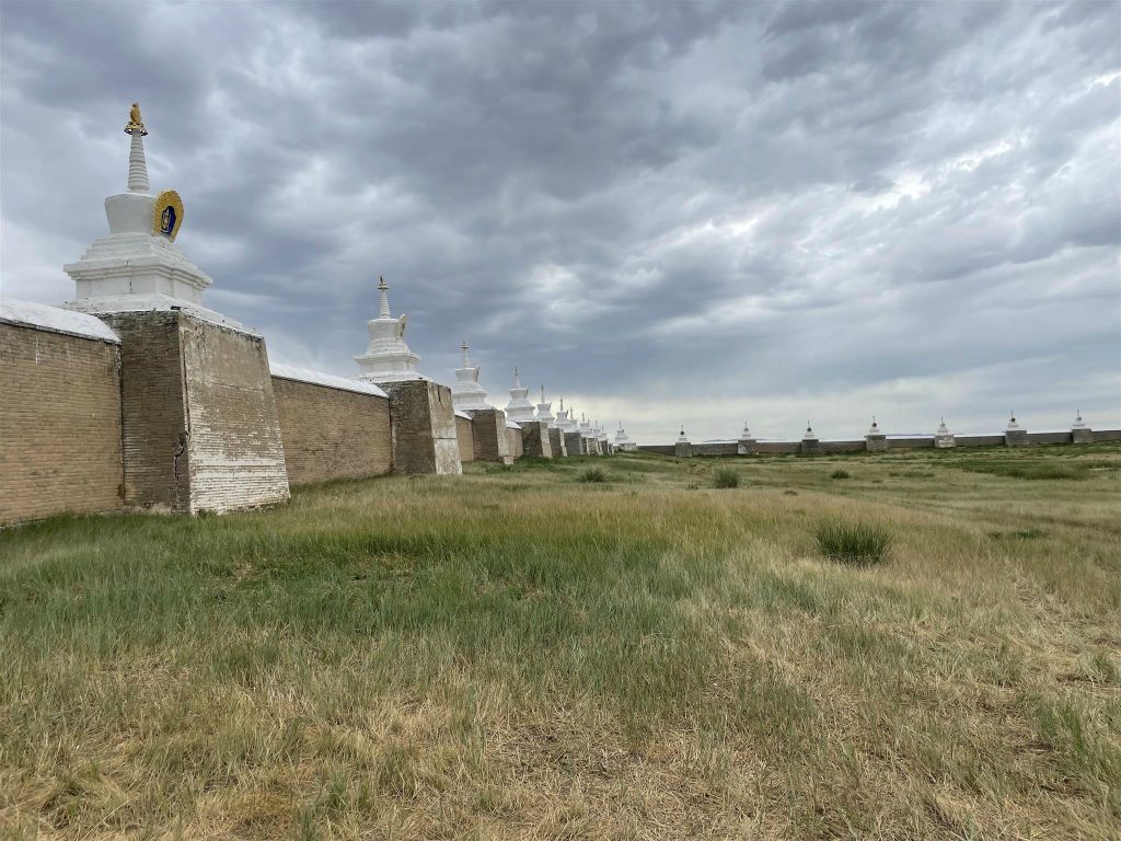 KHARAKORUM - de vestigingsmuur met stoepa's van het Erdene Zuu-klooster complex