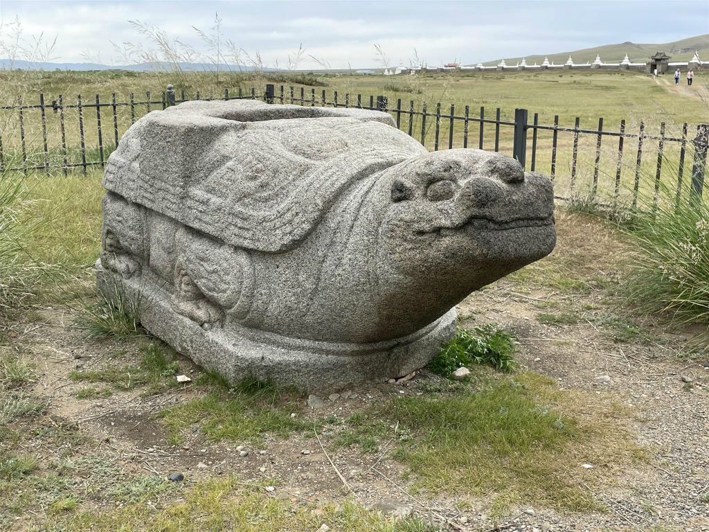 KHARAKORUM - een schildpad standbeeld bij het Erdene Zuu-klooster complex