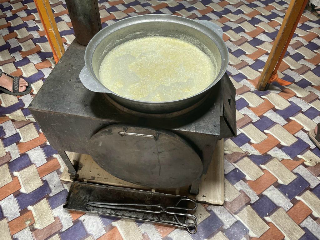 KHARAKORUM - het koken van paarden melk bij een familie in een ger