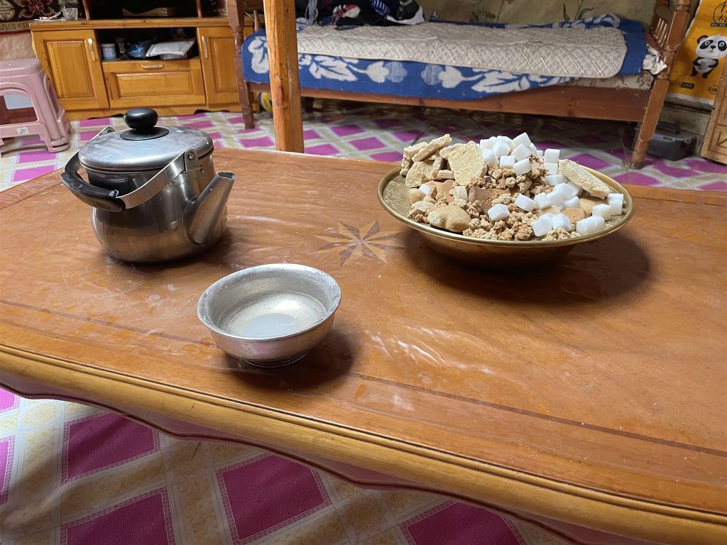 KHARAKORUM - een theepot met gefermenteerde paardenmelk en wat eten bij een familie in een ger