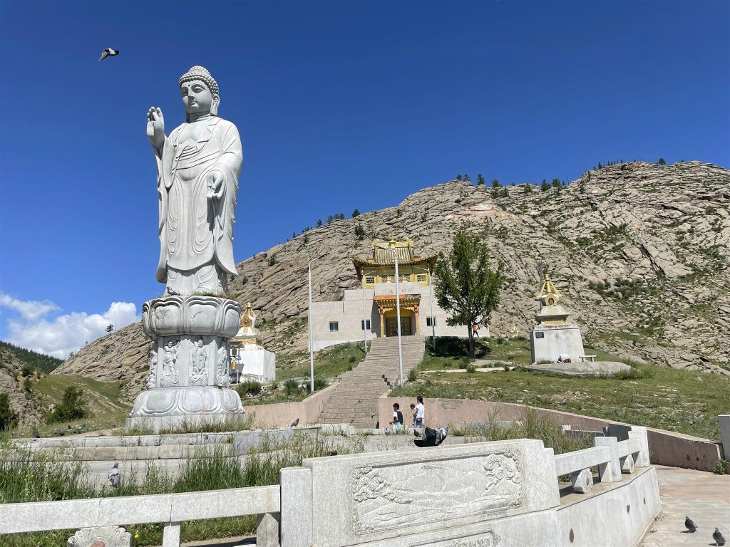 TSETSERLEG - een boeddha beeld en de Galdan Dsuu tempel van het Galdan Dsuu complex