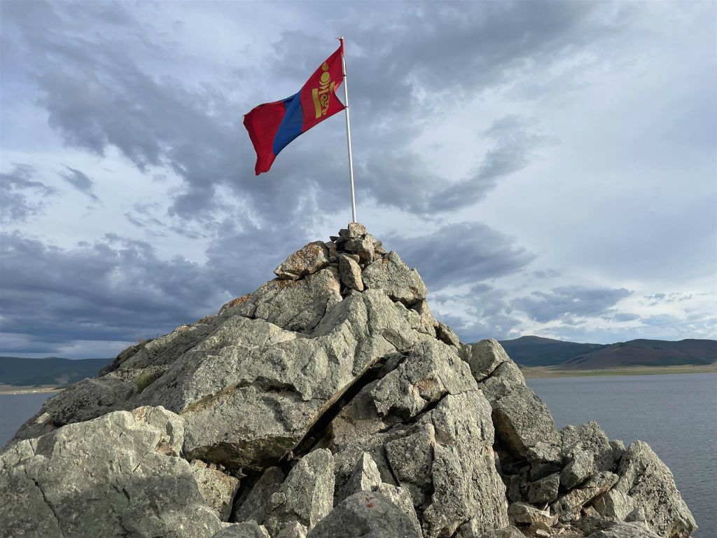 KHORGO TERKHIIN TSAGAAN NUUR NATIONAAL PARK - een Mongoolse vlag op de top