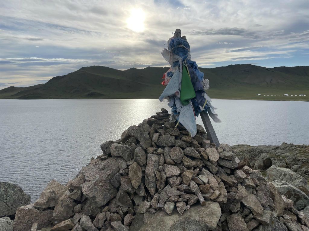 KHORGO TERKHIIN TSAGAAN NUUR NATIONAAL PARK - een gebedsheuvel bij het Terkhiin Tsagaan-meer
