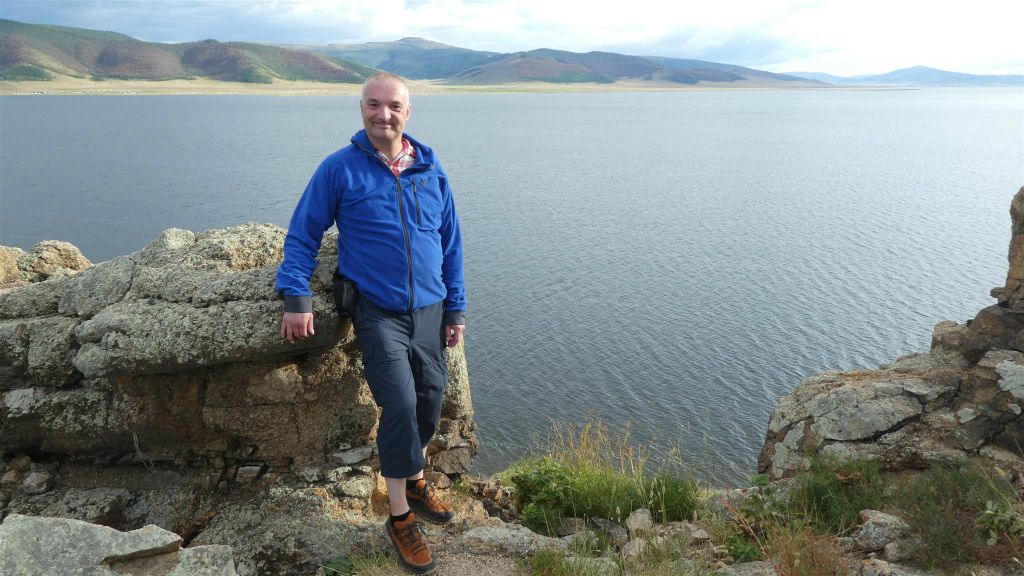 KHORGO TERKHIIN TSAGAAN NUUR NATIONAAL PARK - Carlos met uitzicht op het Terkhiin Tsagaan-meer