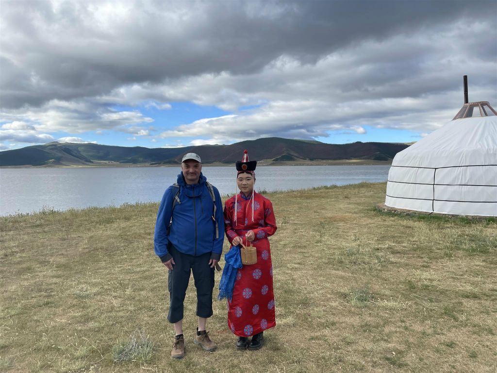KHORGO TERKHIIN TSAGAAN NUUR NATIONAAL PARK - Carlos en een Mongoolse bij het Terkhiin Tsagaan-meer
