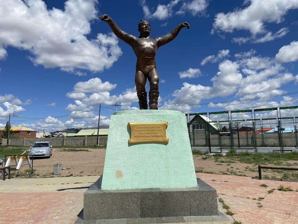 MURUN - een standbeeld van een Mongoolse worstelaar bij een Mongools worstel stadion