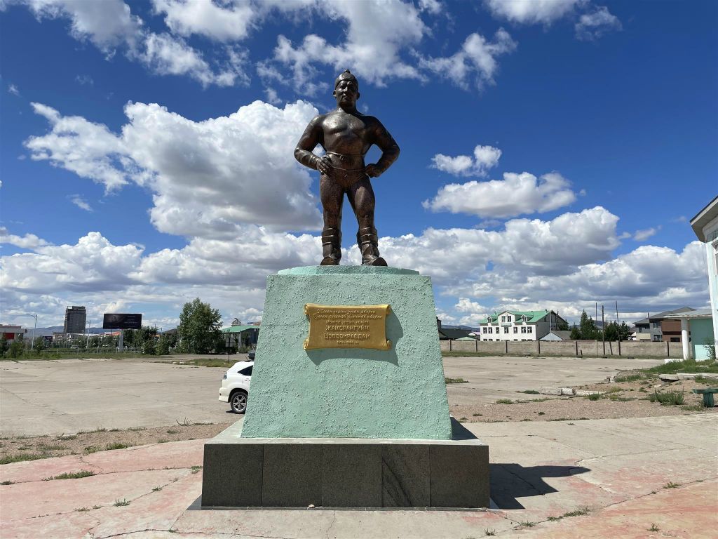 MURUN - een standbeeld van een Mongoolse worstelaar bij een Mongools worstel stadion