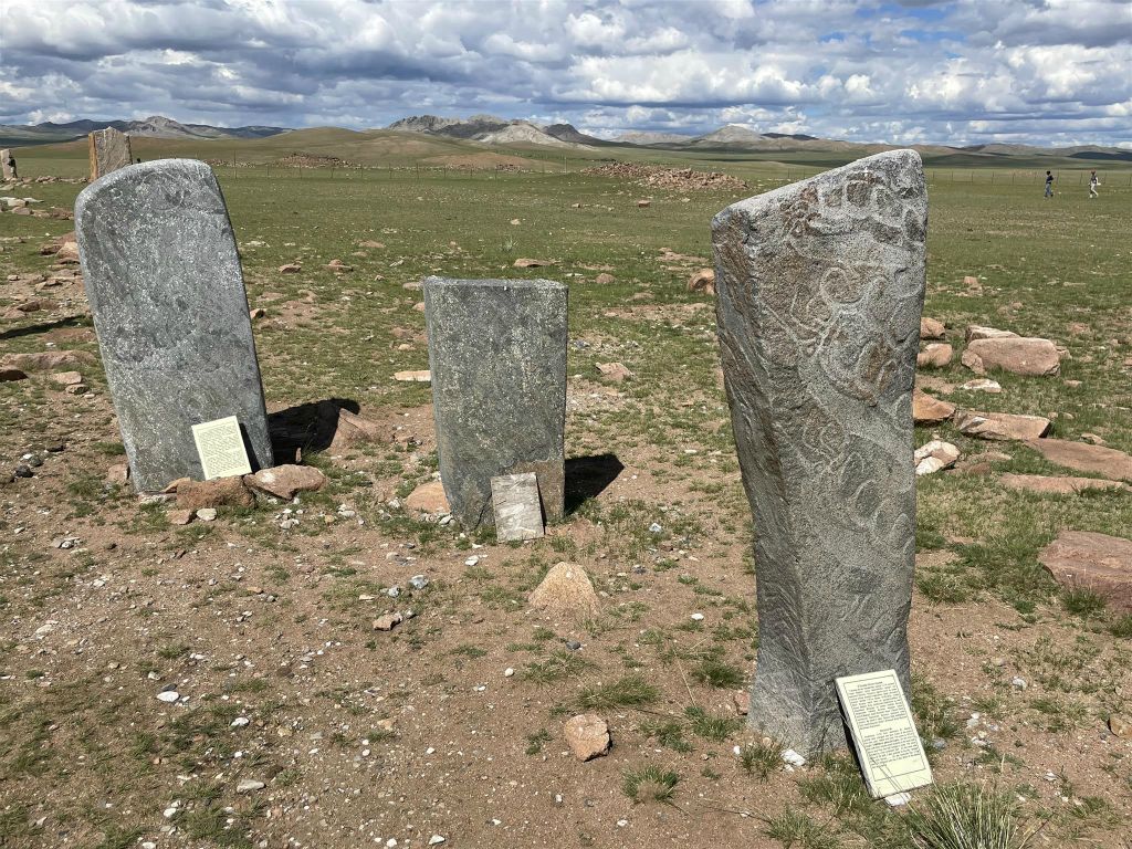 MURUN - een aantal hertenstenen bij Uushigiin Uver Deer Stones