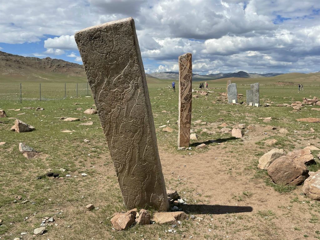 MURUN - een aantal hertenstenen bij Uushigiin Uver Deer Stones