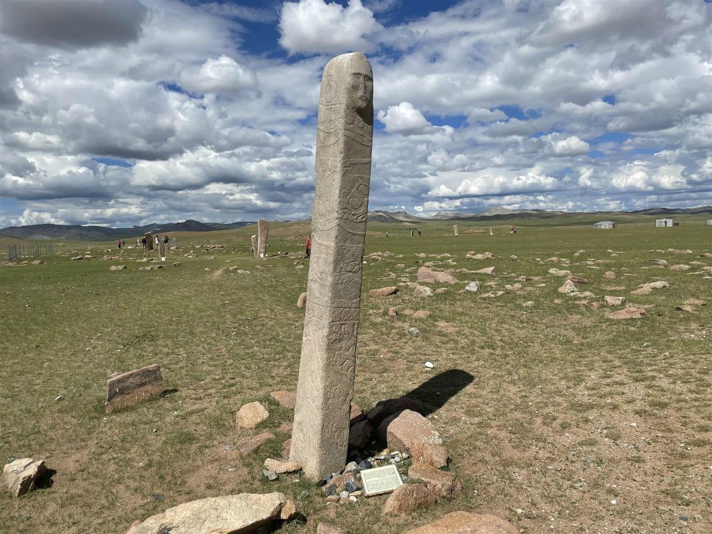 MURUN - een hertensteen met gezicht bij Uushigiin Uver Deer Stones