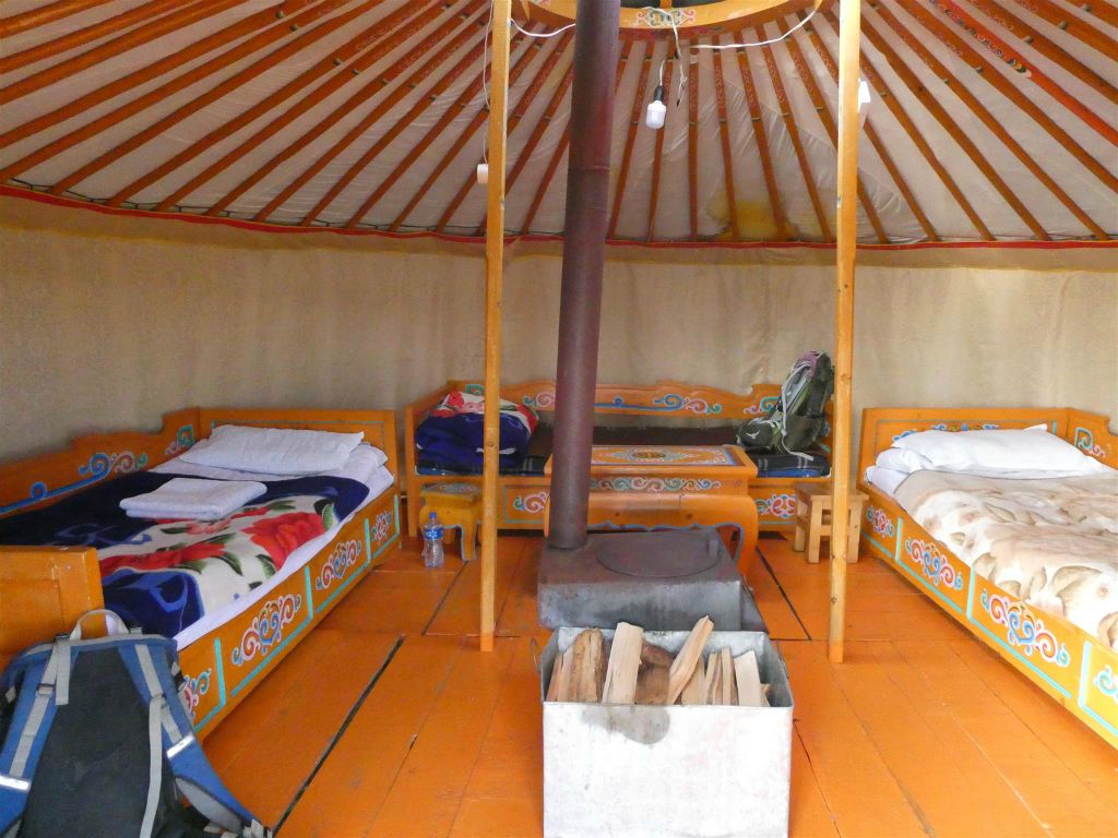 KHÖVSGÖL NUUR NATIONAAL PARK - binnen in onze ger van het Alagtsar Tourist Camp bij het Khövsgölmeer waar we verbleven