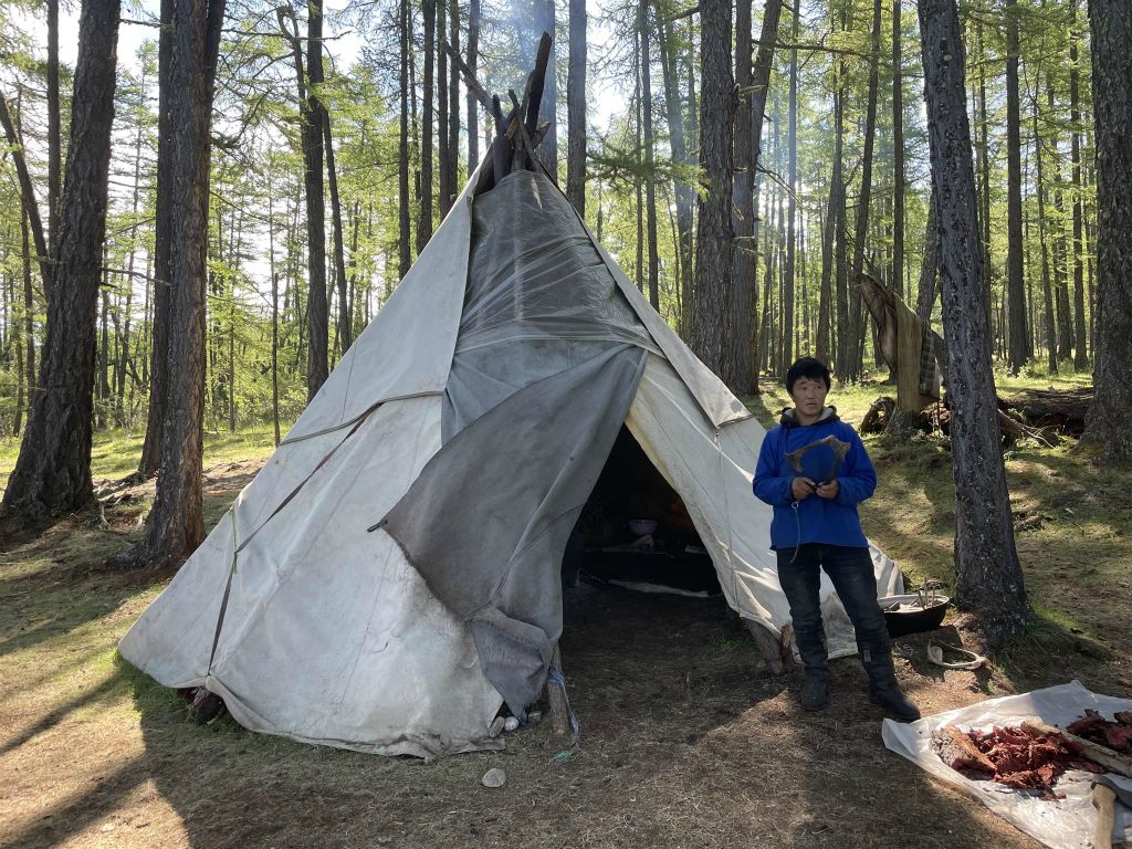 KHÖVSGÖL NUUR NATIONAAL PARK - een nomaden familie die rendieren houd