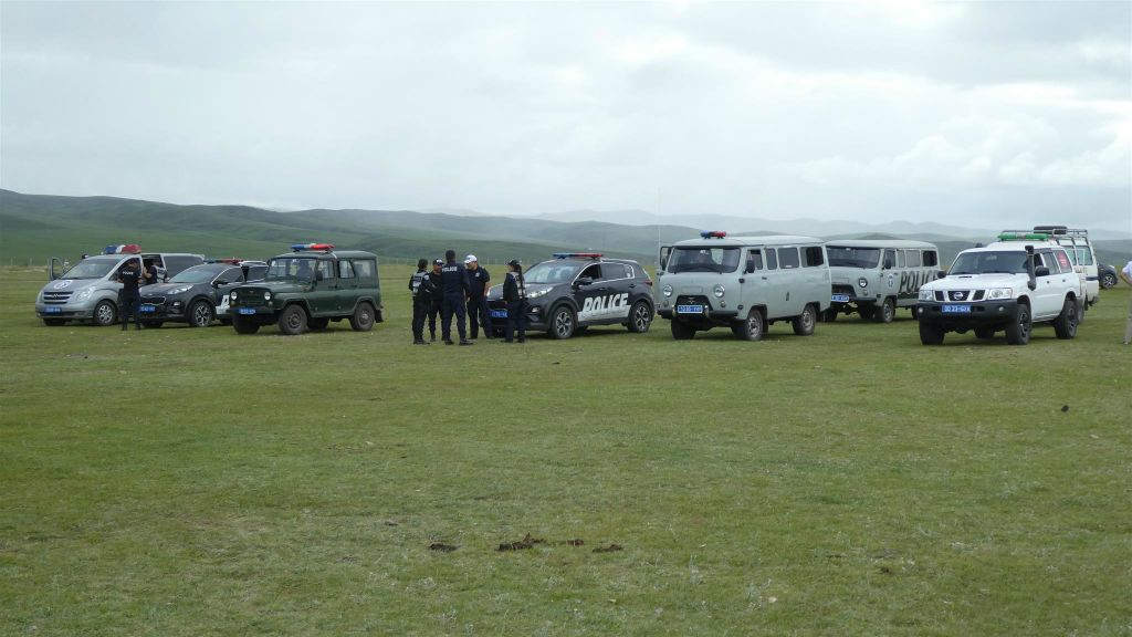 BULGAN - een aantal verschillende politiewagens bij de Gobisumber en Bayankhongor aimags' Naadam paardenrace