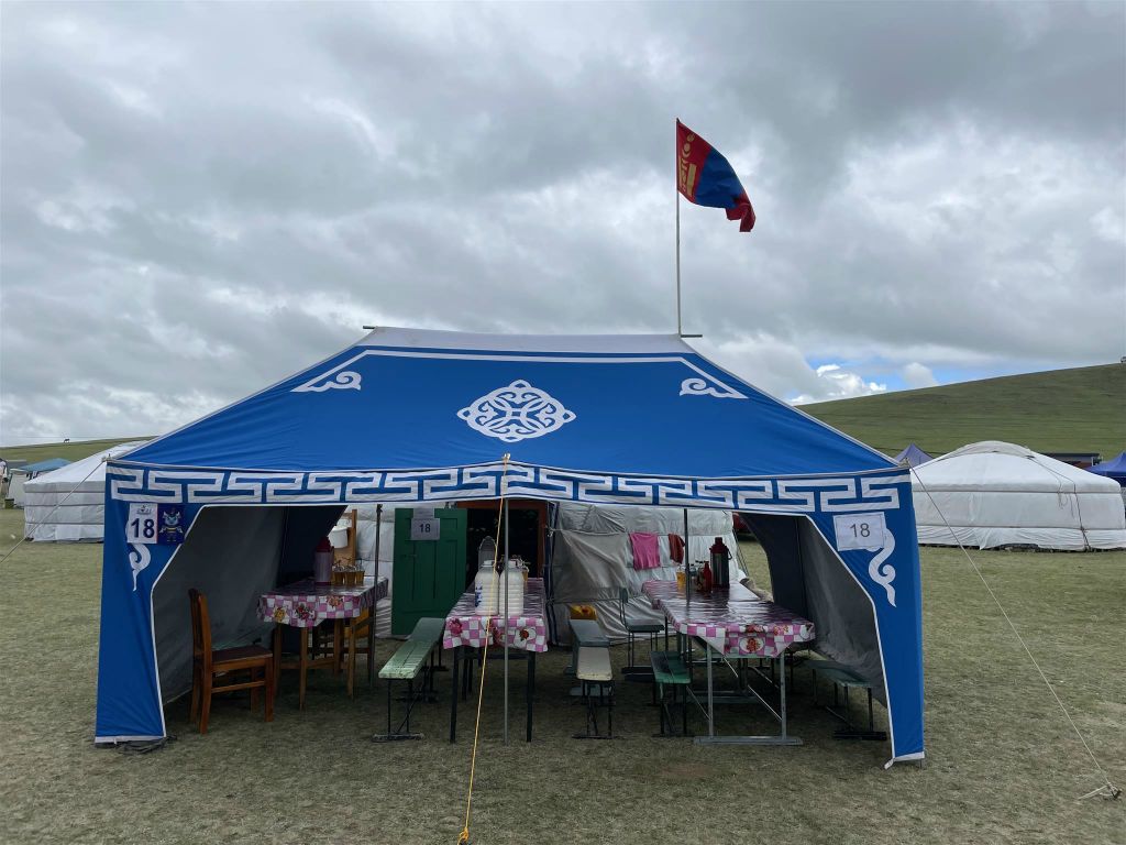 BULGAN - een tent waar je wat kunt eten en drinken bij de Gobisumber en Bayankhongor aimags' Naadam paardenrace
