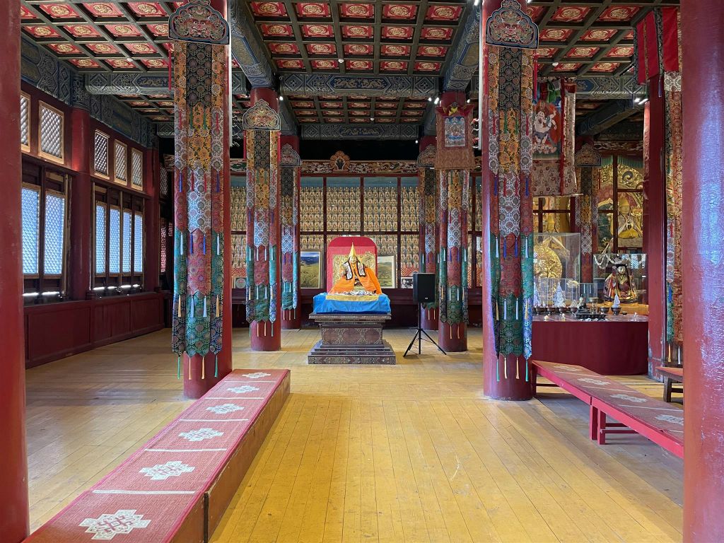 AMARBAYASGALANT URGUU - binnen in de Tsogchin tempel van het Amarbayasgalant-klooster complex