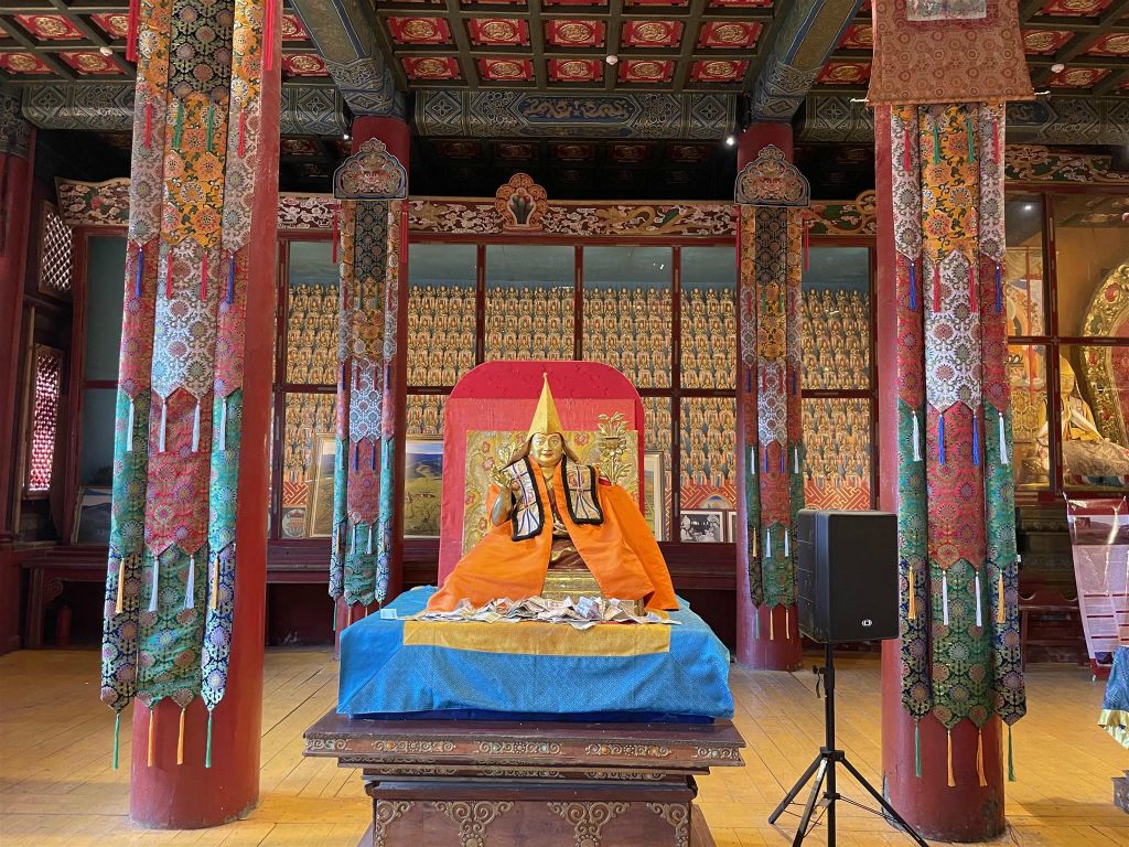 AMARBAYASGALANT URGUU - binnen in de Tsogchin tempel van het Amarbayasgalant-klooster complex