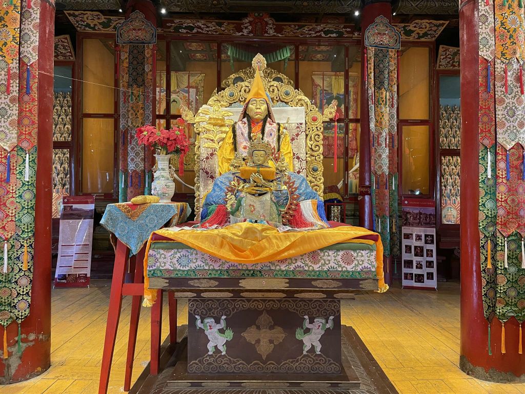 AMARBAYASGALANT URGUU - een beeld van Rinpoche Gurdava in de Tsogchin tempel van het Amarbayasgalant-klooster complex