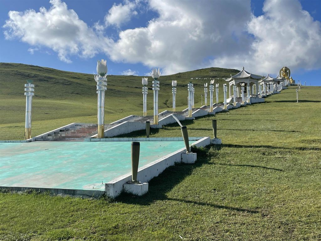 AMARBAYASGALANT URGUU - de trappen naar de gouden boeddha van het Amarbayasgalant-klooster complex