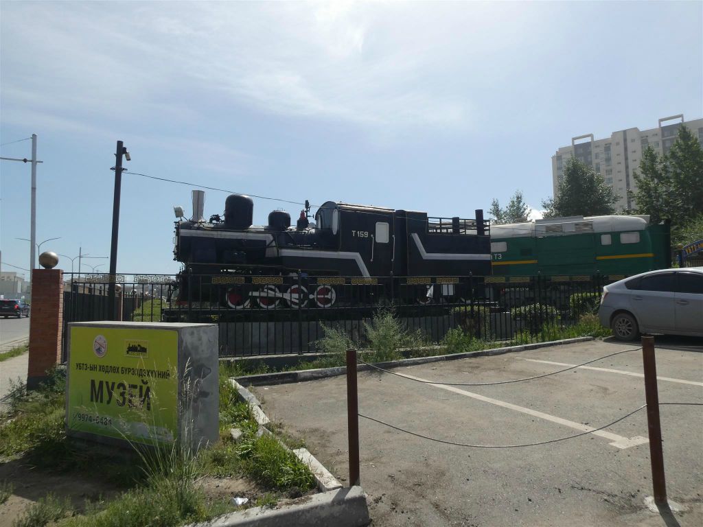 ULAANBAATAR - een oude stoomlocomotief serie T159