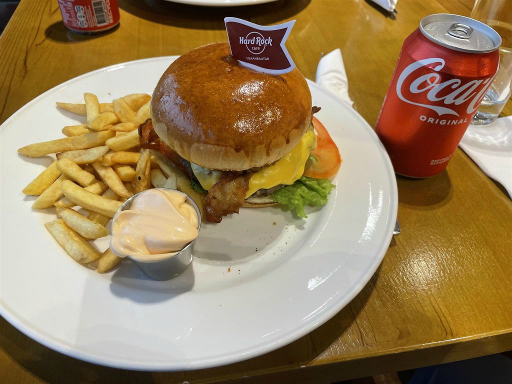 ULAANBAATAR - een hamburger bij het Hard Rock Cafe