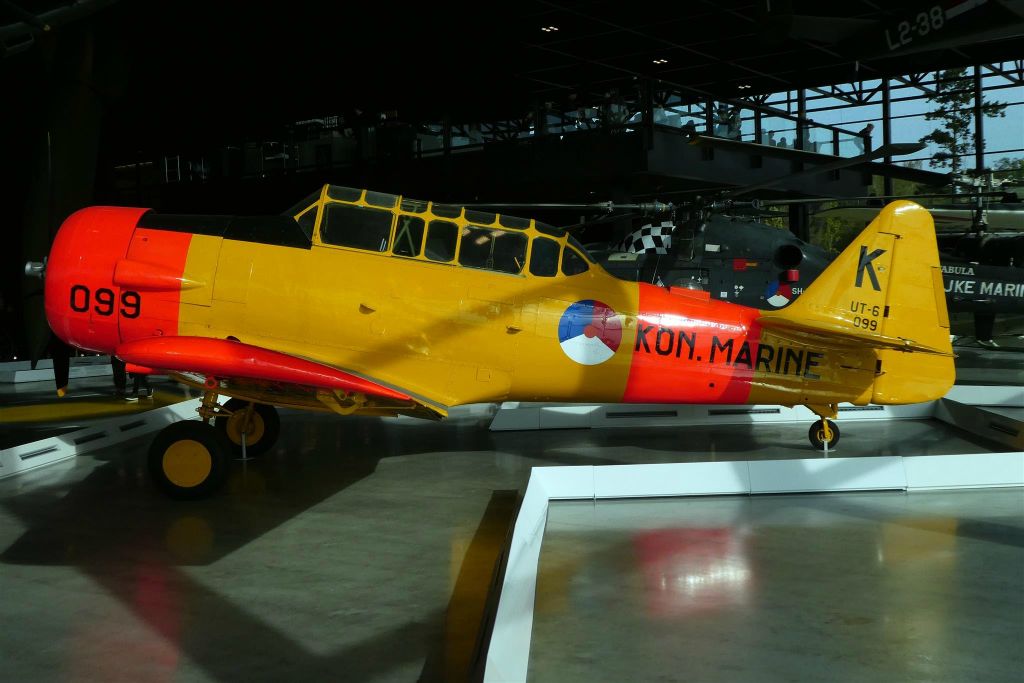 een North American (Noorduyn) AT-16A 'Harvard' IIB lesvliegtuig (1946-1968)