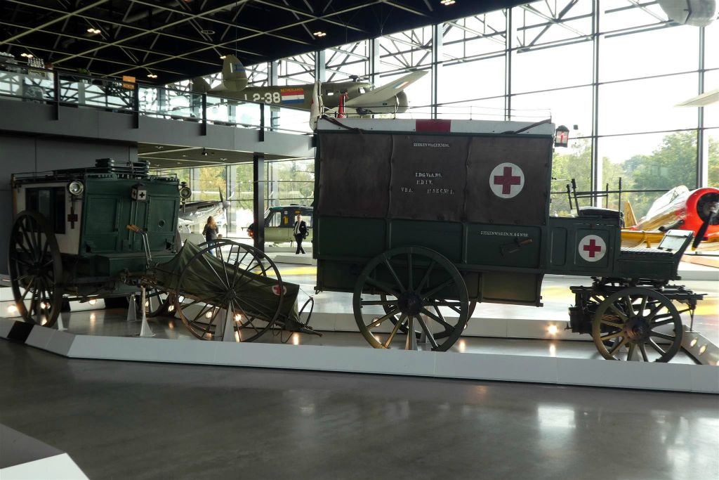 een ziekenwagen "Kromhout" (1878-1920) (links) en een ziekenwagen model 1906 (1906-1940) (rechts)
