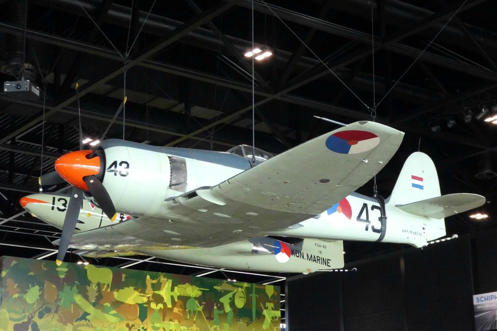 een Hawker Sea Fury FB.MK.51 (1948-1957) (voorste) en een Hawker Sea Hwak FGA MK.50 (1957-1964) (achterste)
