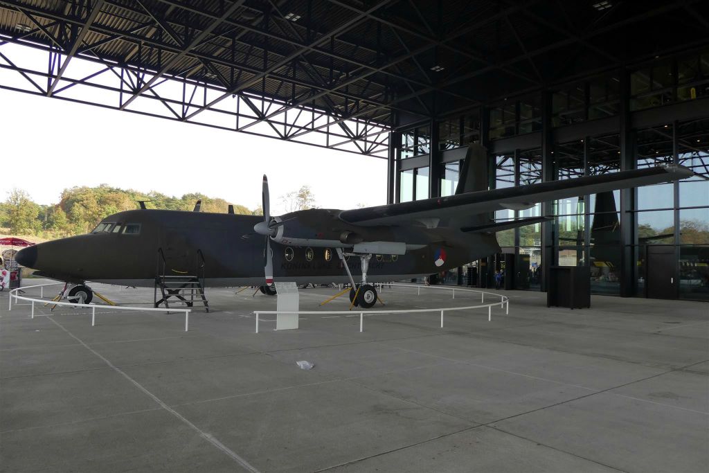 een Fokker F-27 'Troopship' transportvliegtuig (1960-2000)