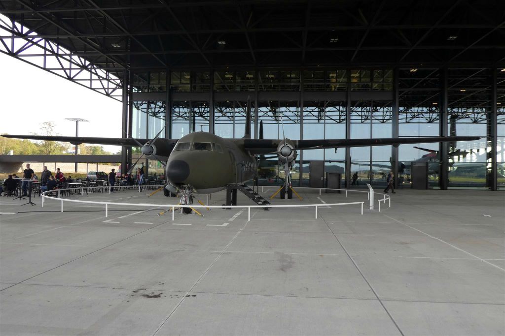 een Fokker F-27 'Troopship' transportvliegtuig (1960-2000)