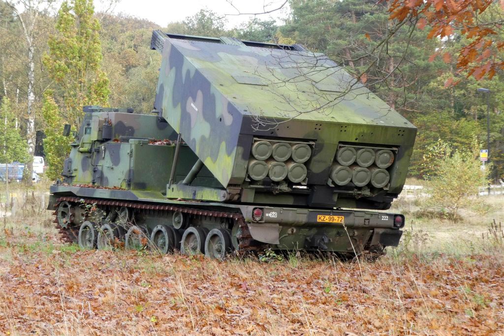 een M270 MLRS raket lanceerinstallatie