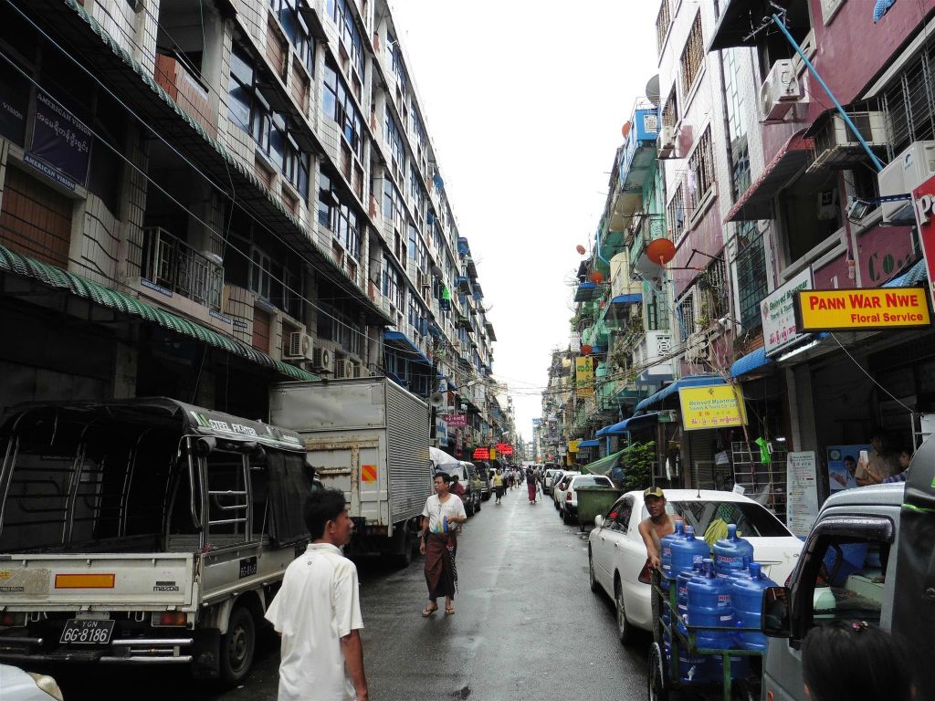 YANGON - een straat