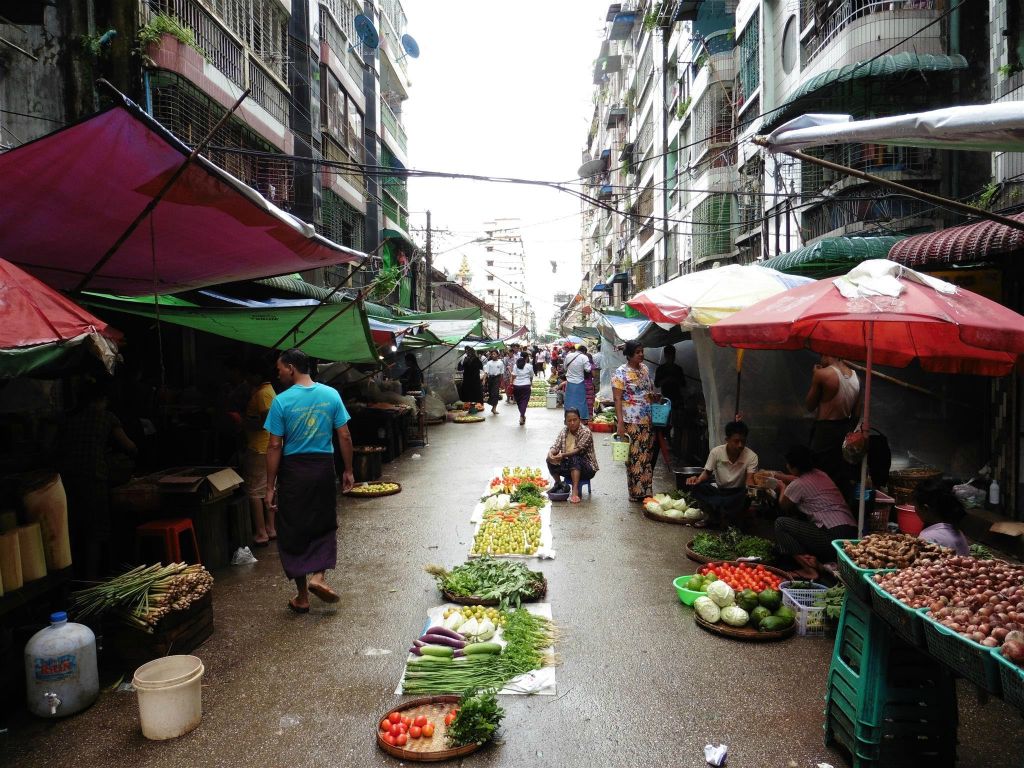 YANGON - een lokale markt op straat