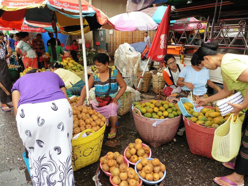YANGON - fruit op een lokale markt