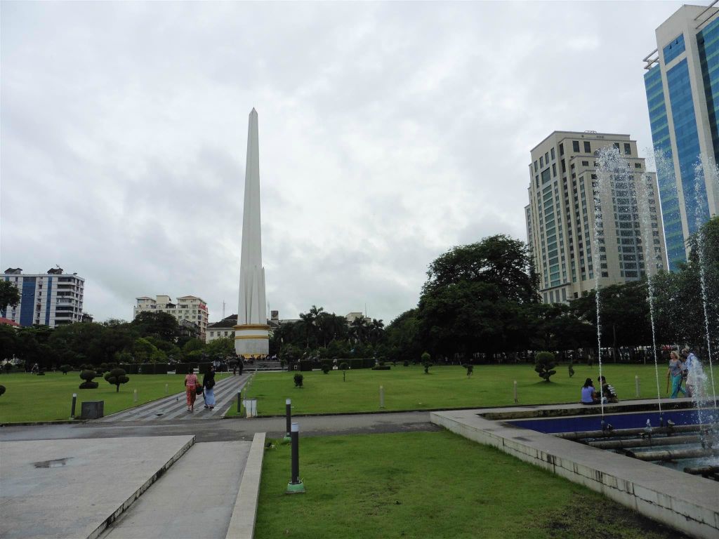 YANGON - het Maha Bandula park met het monument van de onafhankelijkheid
