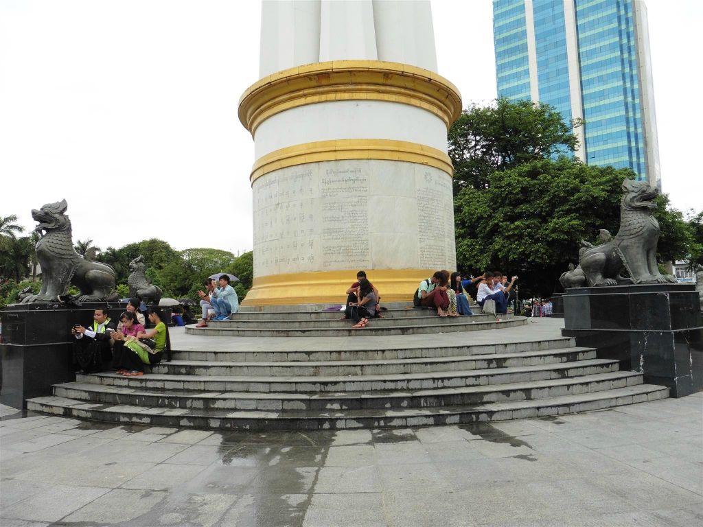 YANGON - het monument van de onafhankelijkheid in het Maha Bandula park